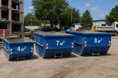Три сини контейнера с обозначения 4, 7 и 8 м³